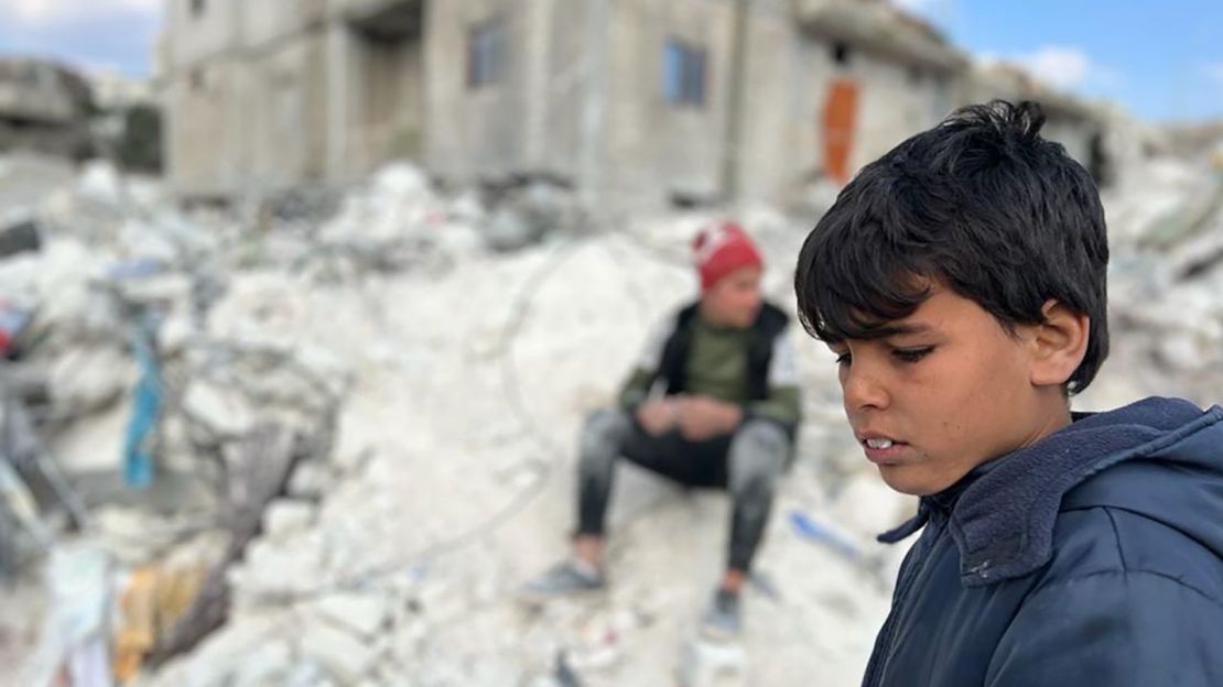 Un niño de pie entre los escombros que quedan de su antigua casa. Veintiún miembros de su familia murieron en el terremoto.