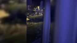 CNNE 1345919 - video muestra a estudiantes huyendo durante el tiroteo en michigan