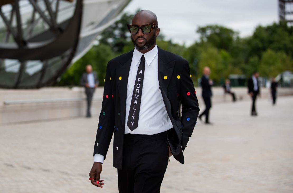 Virgil Abloh durante un evento de Louis Vuitton en 2021 en París.