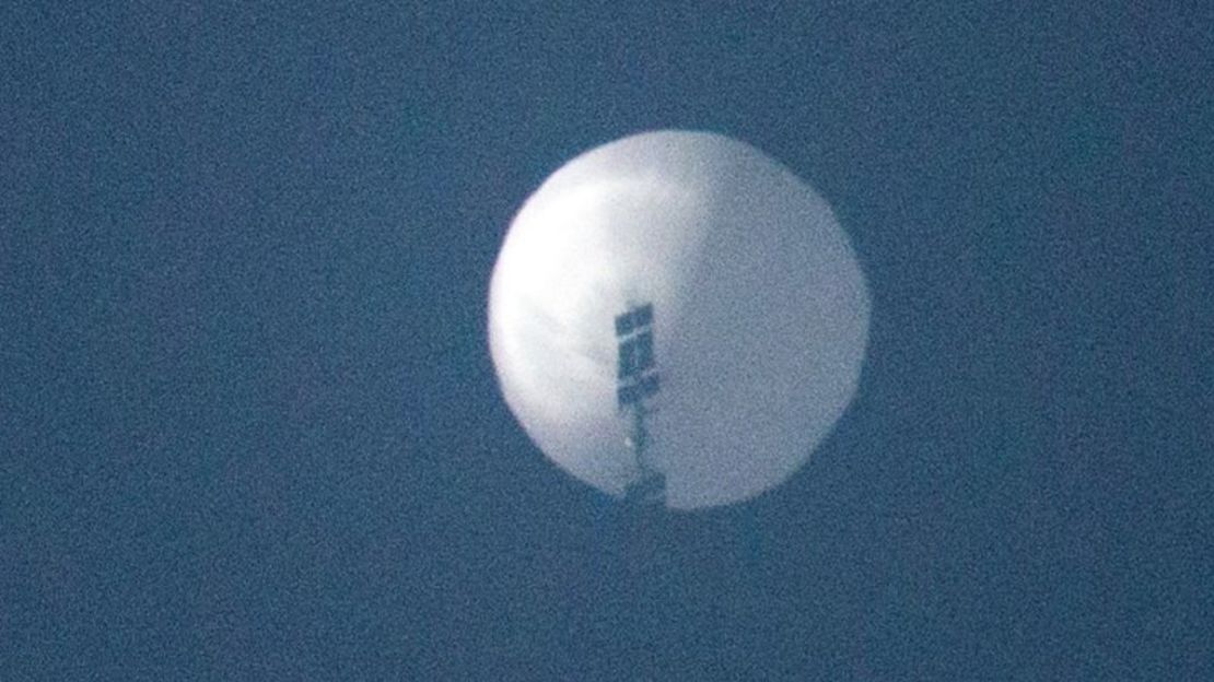 El presunto globo espía de China vuela en el cielo sobre Billings, Montana, el 1 de febrero, en esta imagen obtenida de las redes sociales.