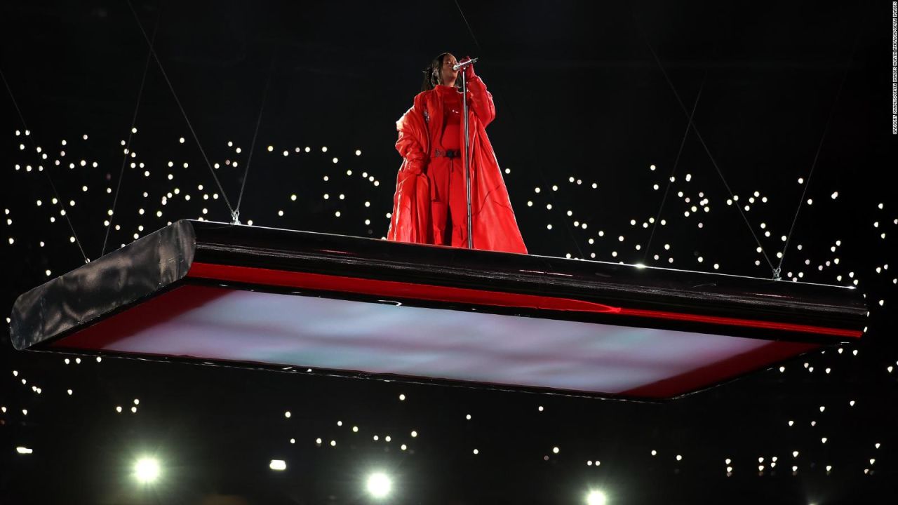 CNNE 1346115 - rihanna y la tecnologia conquistan el super bowl