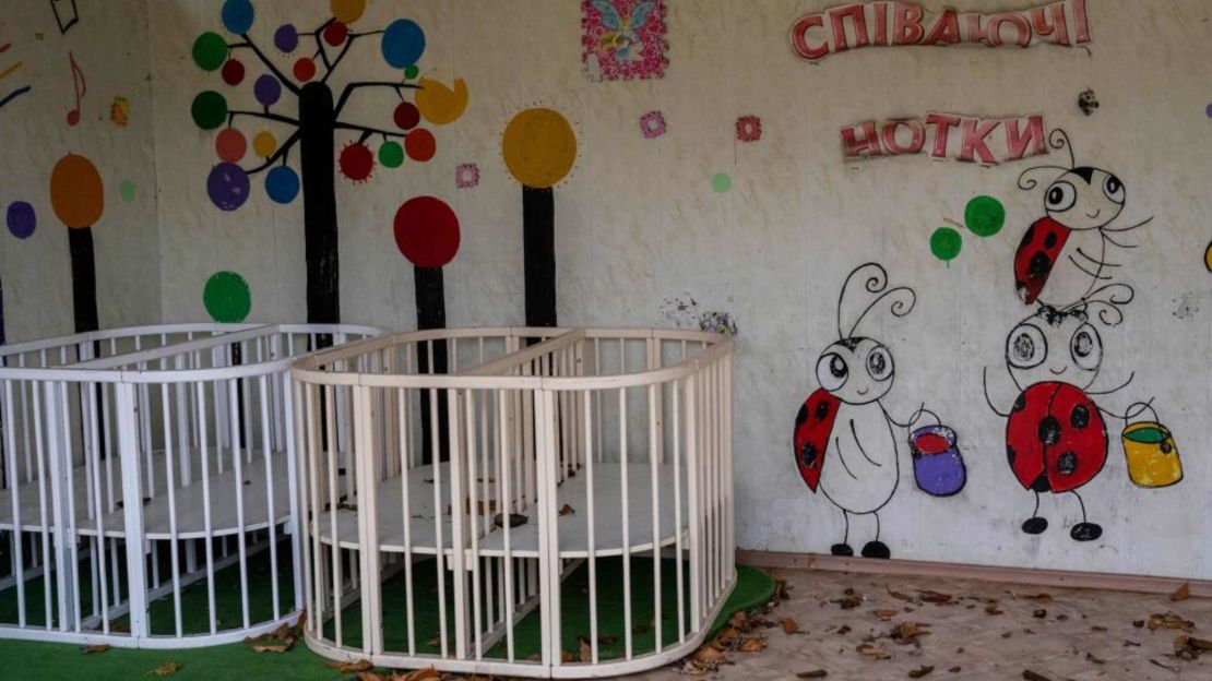 Cunas vacías en un espacio de juego en el patio de un hogar infantil en Jersón, en el sur de Ucrania, el viernes 25 de noviembre de 2022.