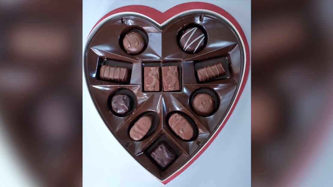 Dworsky compró una caja de chocolates en forma de corazón Whitman's Sampler de 9,3 pulgadas de ancho y 10 pulgadas de alto, con 11 piezas de chocolate adentro.