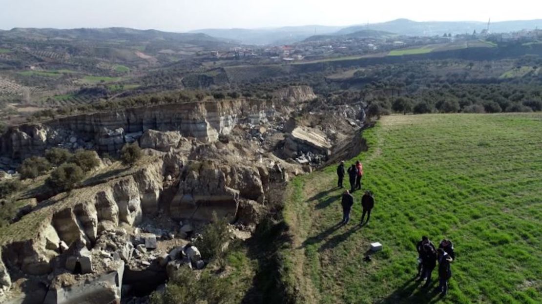 Así quedó el cañón que surgió en medio de un olivar turco durante el terremoto.