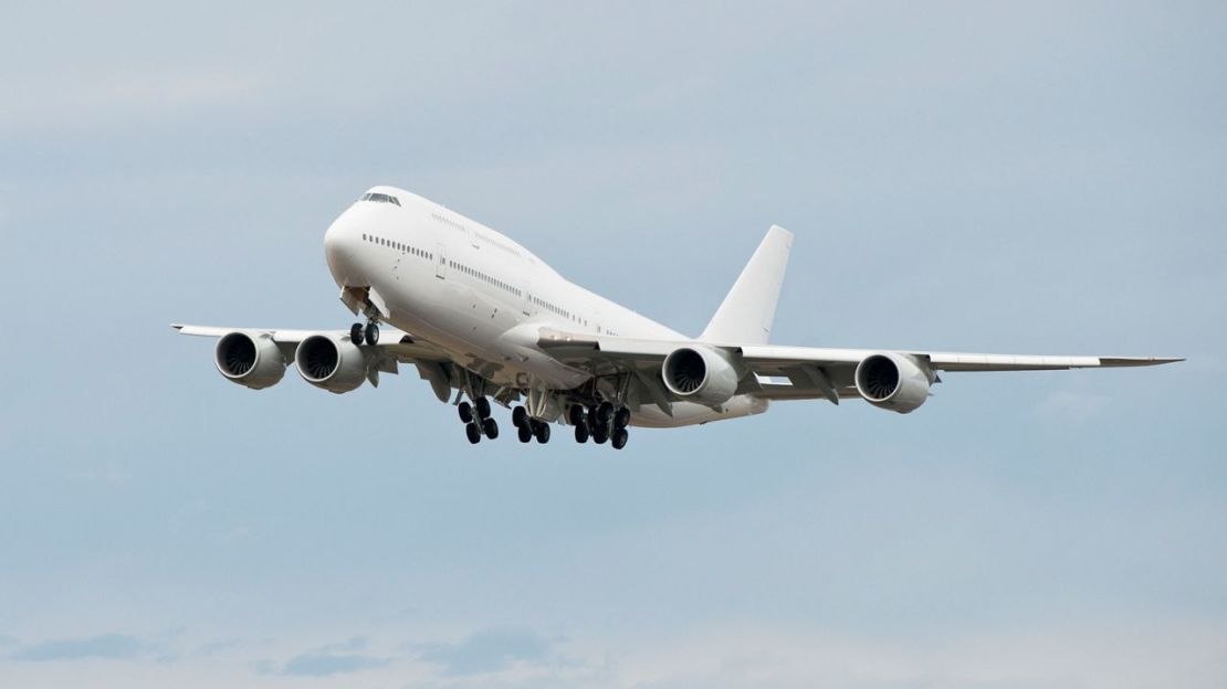 Boeing entrega el primer 747-8 Intercontinental VIP. Esta foto muestra el avión despegando para su vuelo de entrega desde Paine Field el 28 de febrero. Crédito: Ed Turner/Boeing