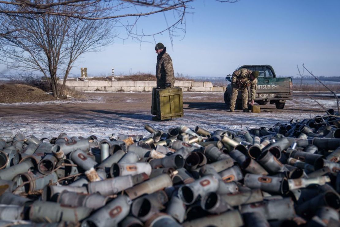 Un miembro de la tripulación de un helicóptero de la 18ª Brigada de Aviación del Ejército Separado lleva cajas de municiones en el este de Ucrania el 9 de febrero de 2023 en medio de la invasión militar de Rusia en Ucrania. Foto: IHOR TKACHOV/AFP vía Getty Images)