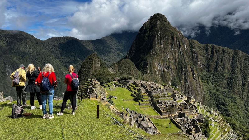 Machu picchu reabre sus puertas tras un cierre temporal por las manifestaciones en perú | cnn