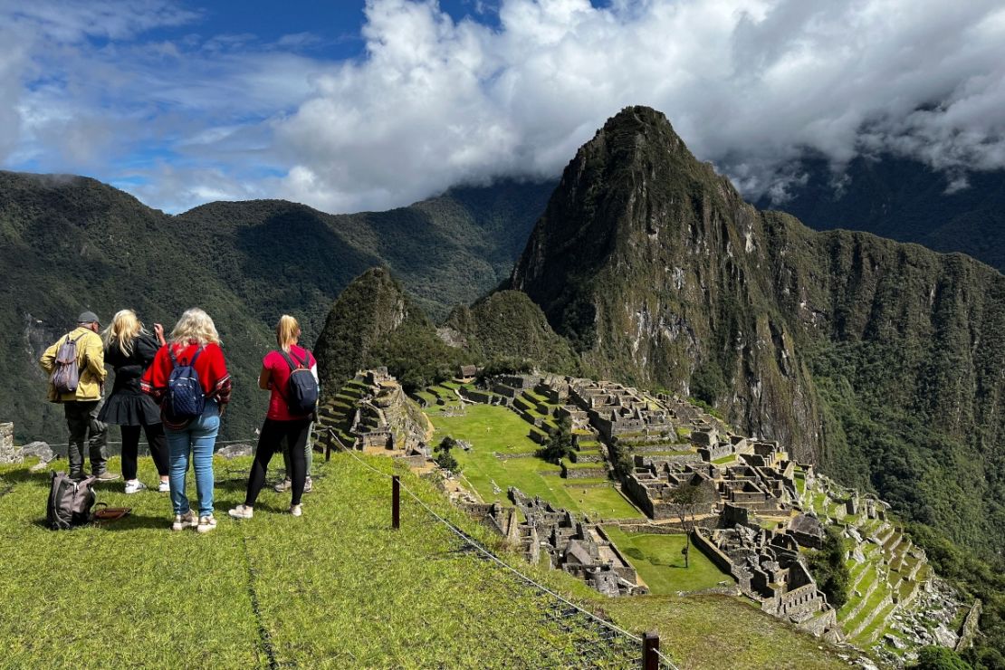 Turistas visitan las antiguas ruinas incas de Machu Picchu el 15 de febrero de 2023, después de que se cerraran al público en enero pasado por motivos de seguridad debido a las manifestaciones que bloquearon las vías del tren durante las protestas contra el gobierno de Dina Boluarte.