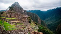 CNNE 1346946 - machu picchu vuelve a recibir turistas tras protestas en peru