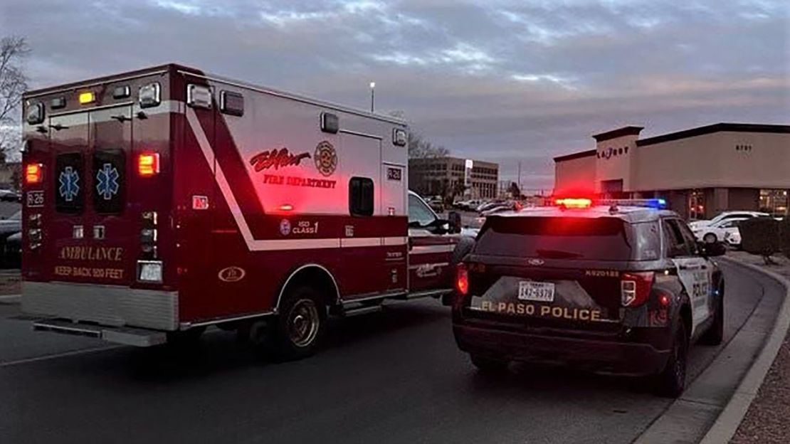 Una ambulancia del Departamento de Bomberos de El Paso y un vehículo policial acuden a la escena en el centro comercial Cielo Vista Mall.