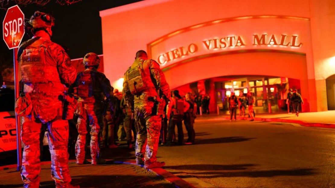 Miembros de la policía se reúnen frente al centro comercial Cielo Vista después de un tiroteo, en El Paso, Texas, el miércoles.