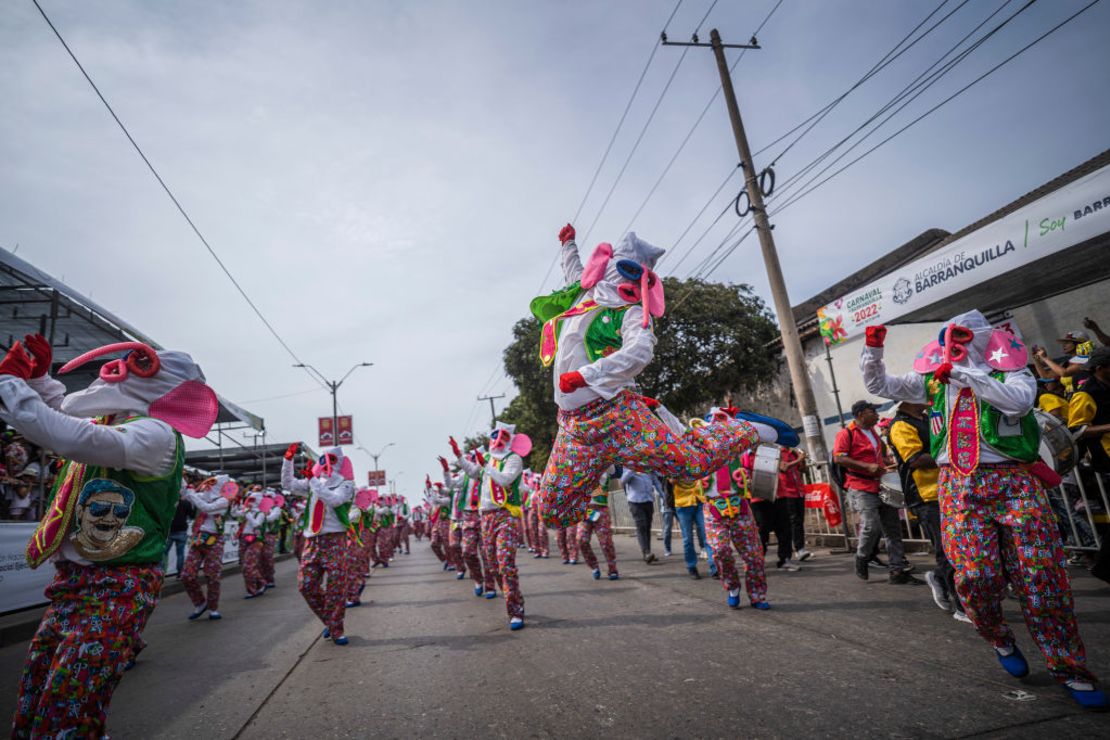 BARRANQUILLA, COLOMBIA - MARCH 28: Artistas actúan en el desfile de la Gran Parada de Comparsas durante el tercer día del Carnaval de Barranquilla el 28 de marzo de 2022.