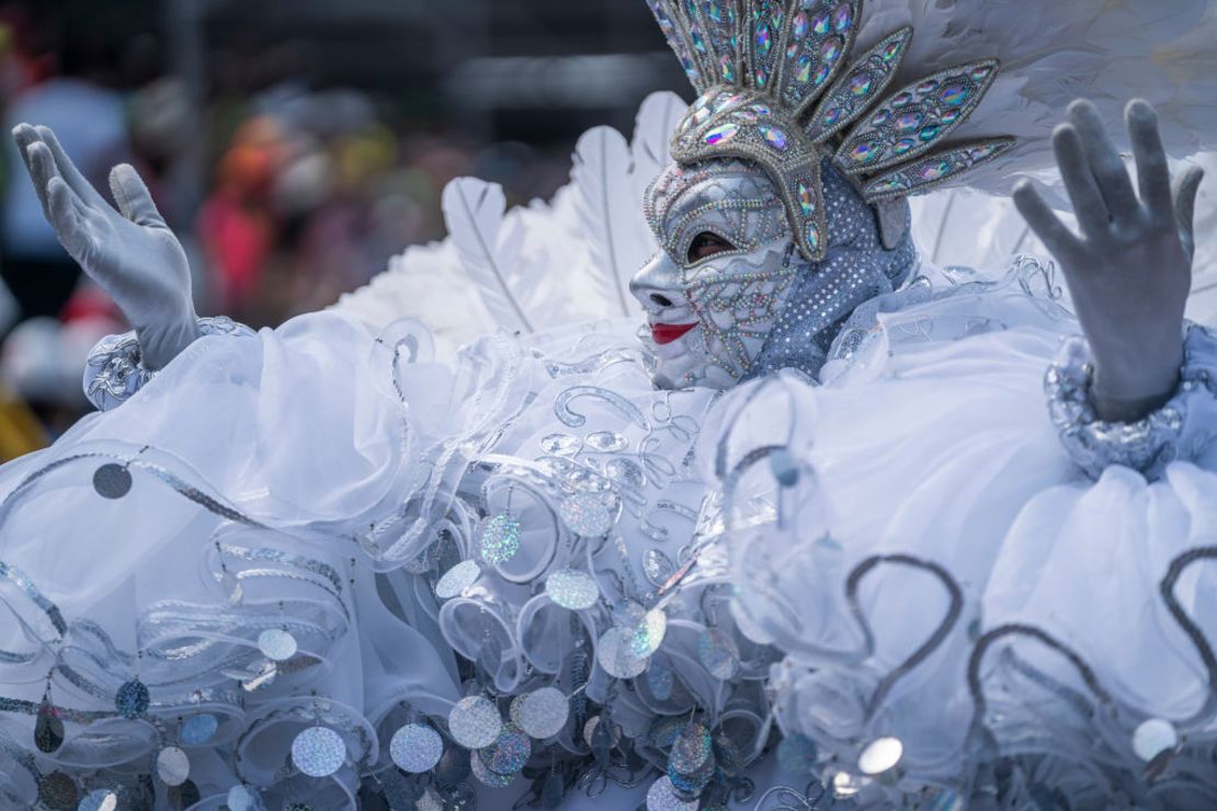 Un artista actúa en la Batalla de las Flores durante el primer día del Carnaval de Barranquilla el 26 de marzo de 2022.