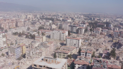 CNNE 1347299 - vista aerea de ciudad en turquia donde apenas quedan edificios en pie