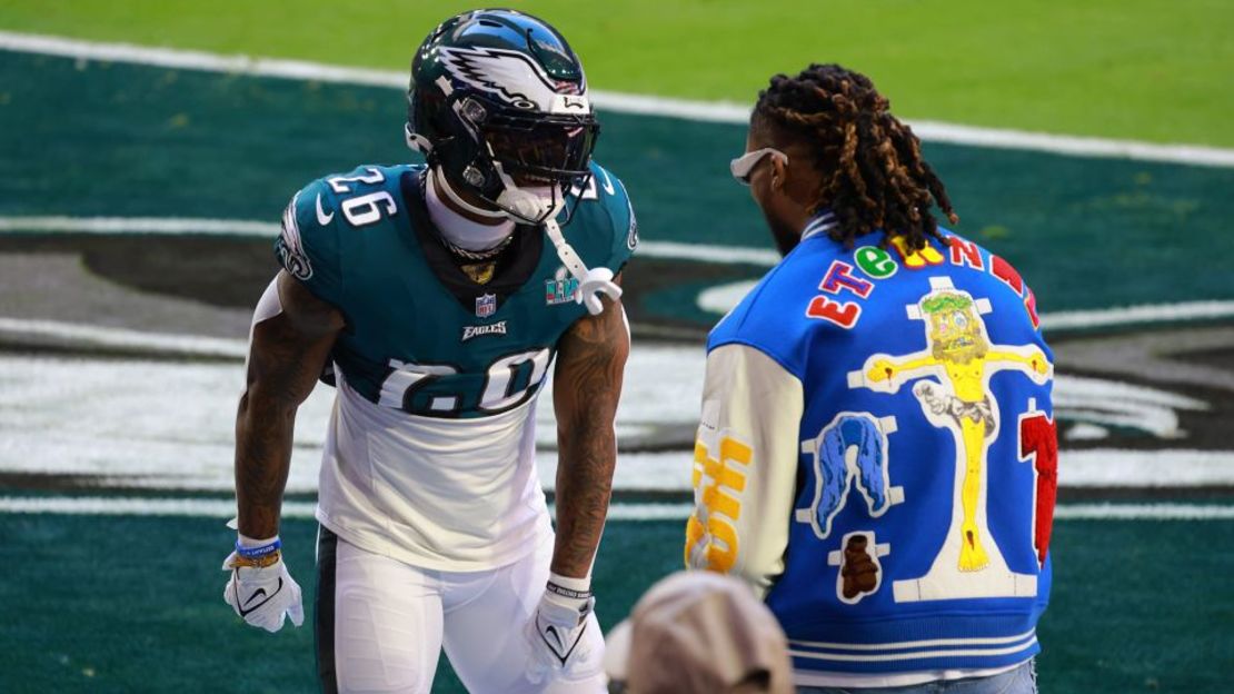 Hamlin con el corredor de los Eagles Miles Sanders en el Super Bowl LVII.