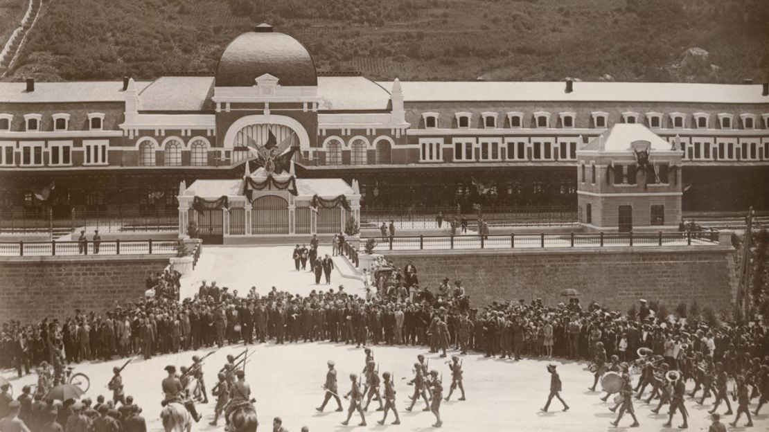 Esta imagen muestra la inauguración original de la estación de Canfranc en julio de 1928. Crédito: adoc-photos/Corbis/Getty Images