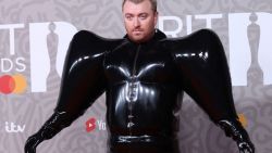 Un overol inflable de látex inspirado en un perro. Mira el atuendo que hizo ver a Sam Smith con una curvatura exagerada y distorsionada en los Brit Awards.  Moda