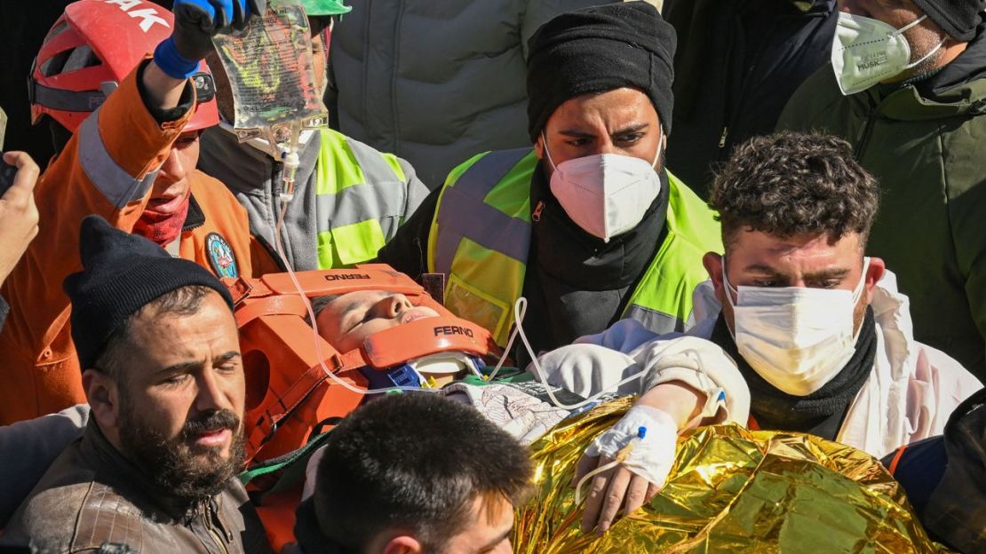 Aleyna Olmez es rescatada con vida de los escombros de un apartamento derrumbado en Kahramanmaras, en el sur de Turquía, el 16 de febrero de 2023. Crédito: Mehmet Kaman/Anadolu Agency/Getty Images