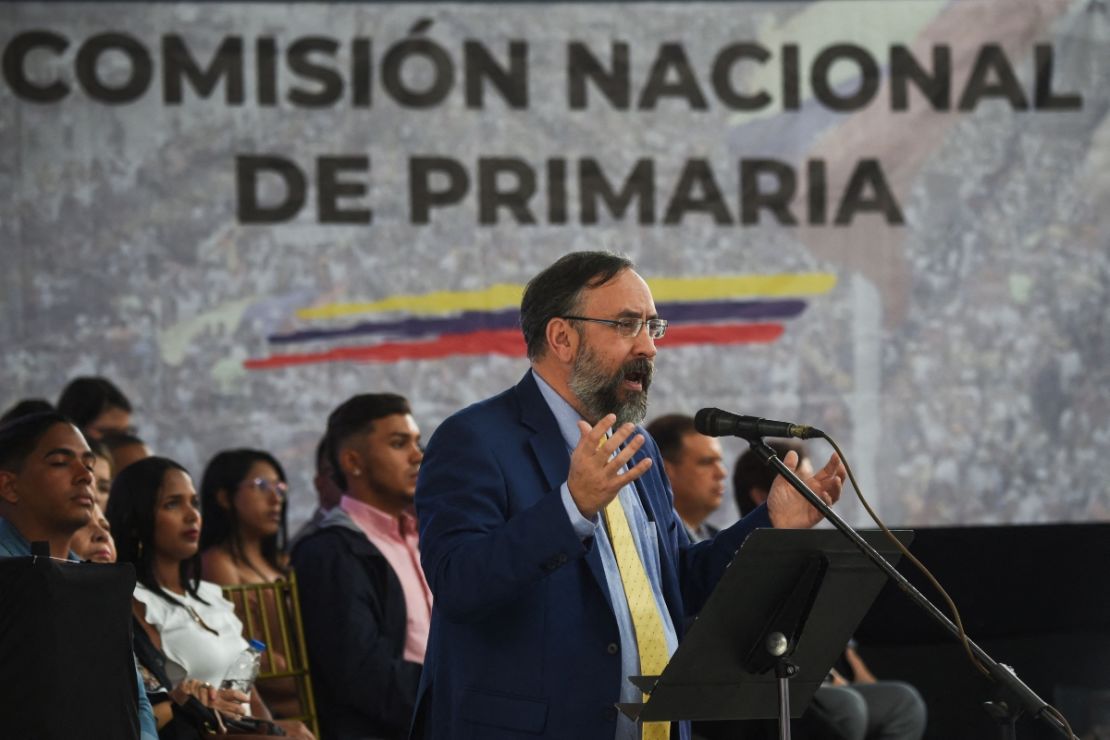 El presidente de la Comisión Nacional de Primarias, Jesús María Casal, pronuncia un discurso durante el anuncio de la fecha de las elecciones primarias de la oposición venezolana en Caracas el 15 de febrero de 2023.