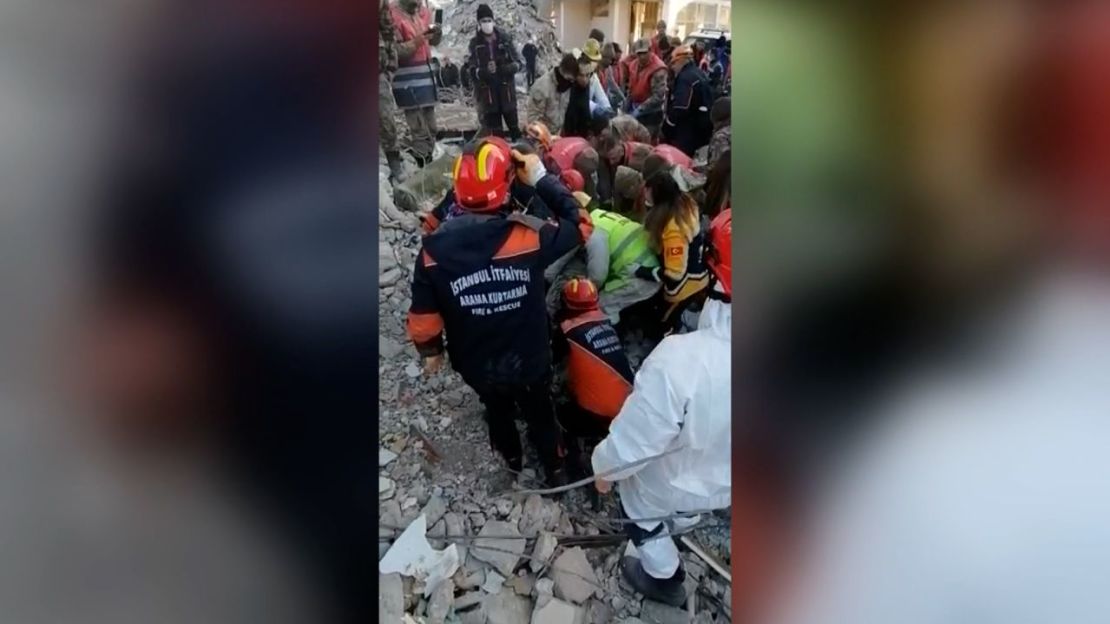 Los equipos de rescate encuentran a un niño de 13 años llamado Mustafa 228 horas después del devastador terremoto.