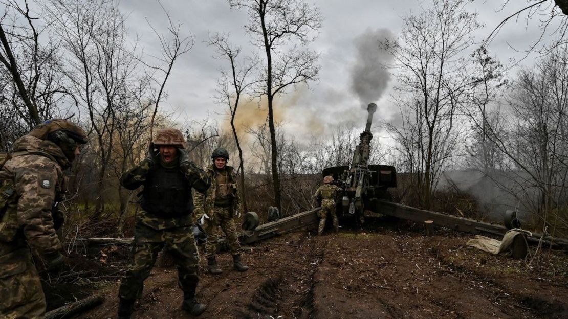 Militares ucranianos disparan artillería cerca de la línea del frente en la región de Zaporiyia, Ucrania, 5 de enero de 2023.