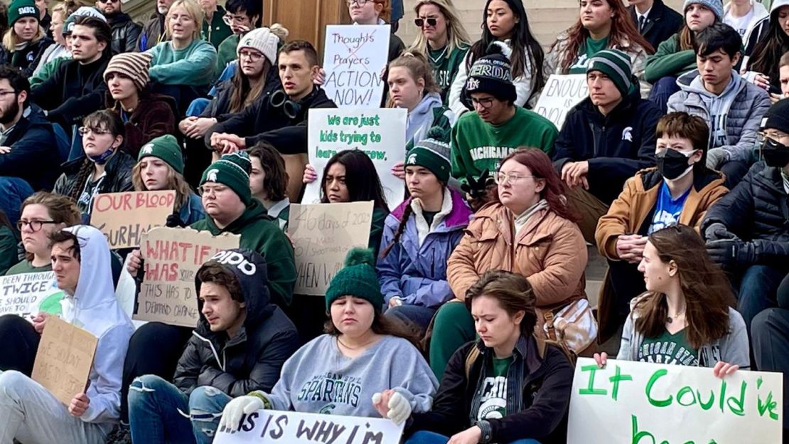 Estudiantes de la MSU estuvieron entre los que protestaron por la reforma de armas en el Capitolio estatal el jueves.