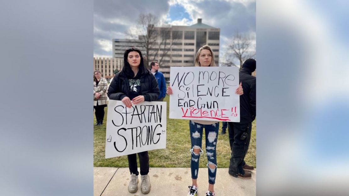 Manifestantes protestan por la reforma de armas en el Capitolio de Michigan en Lansing el jueves, tres días después del tiroteo.