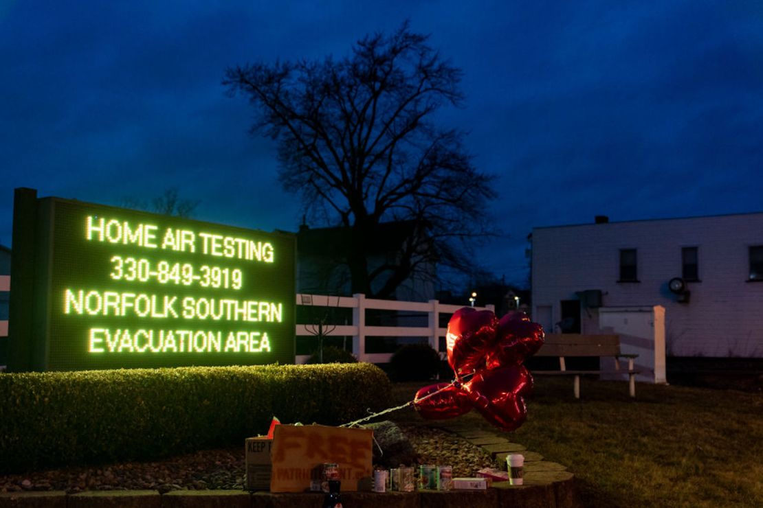 Los globos se colocan junto a un letrero que muestra información para que los residentes reciban pruebas de calidad del aire de Norfolk Southern Railway el 16 de febrero de 2023 en East Palestine, Ohio.