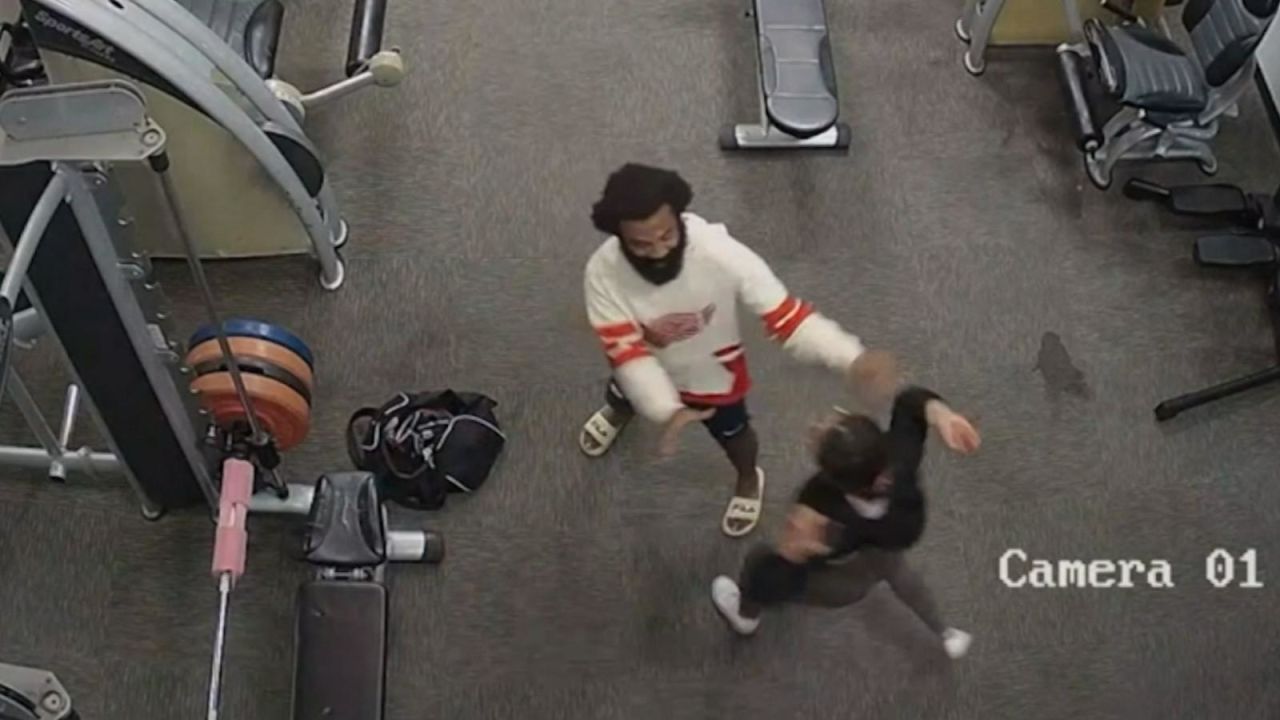 Aterrador video en el que una mujer se enfrenta a un atacante en un  gimnasio en Florida