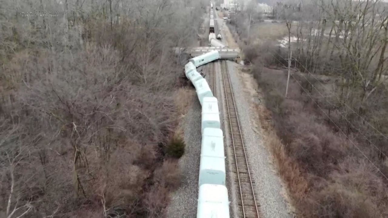 CNNE 1348058 - impactantes imagenes de un tren descarrilado en michigan