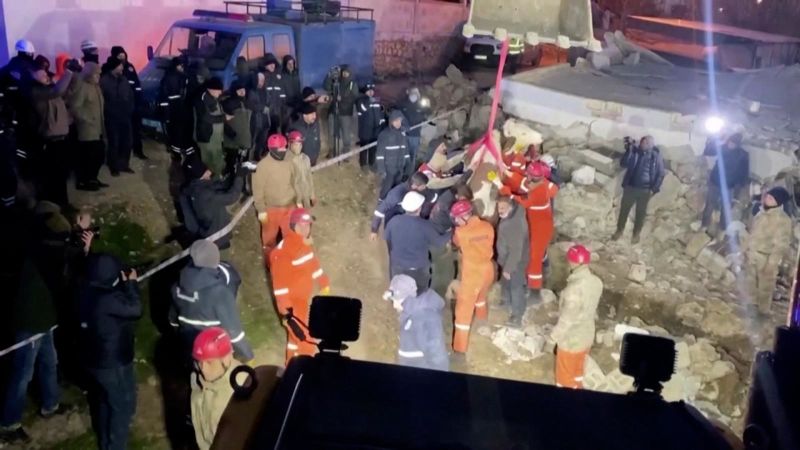 Rescatan a una vaca entre los escombros tras el terremoto en turquía | cnn