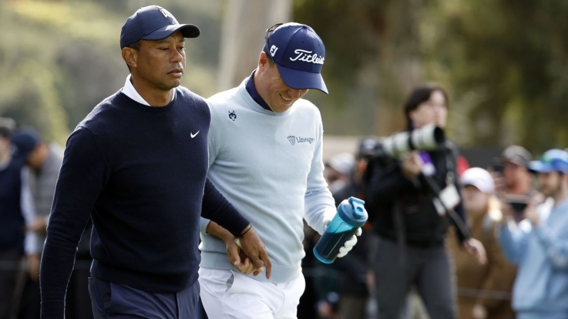 Tiger Woods le entregó a Justin Thomas un tampón después de superarlo en el noveno hoyo. Crédito: Cliff Hawkins/Getty Images