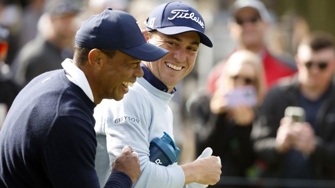 Woods y Thomas se rieron mientras caminaban por el noveno hoyo durante la primera ronda del The Genesis Invitational. Crédito: Cliff Hawkins/Getty Images