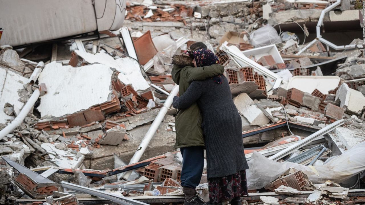 CNNE 1348281 - rescates en turquia desafian los pronosticos y el tiempo