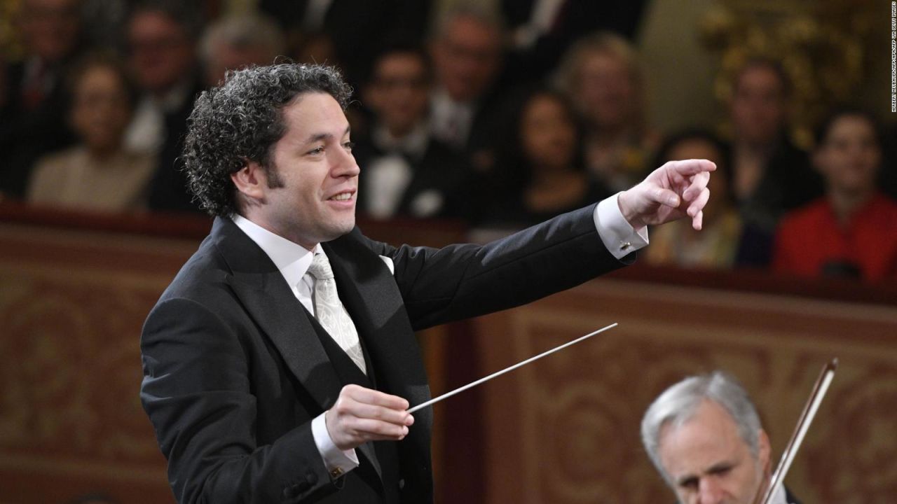 CNNE 1348460 - gustavo dudamel al frente de la filarmonica de nueva york