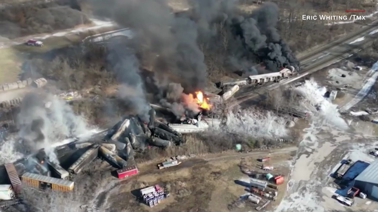 CNNE 1348526 - el temor de una residente de ohio luego del descarrilamiento de un tren con quimicos