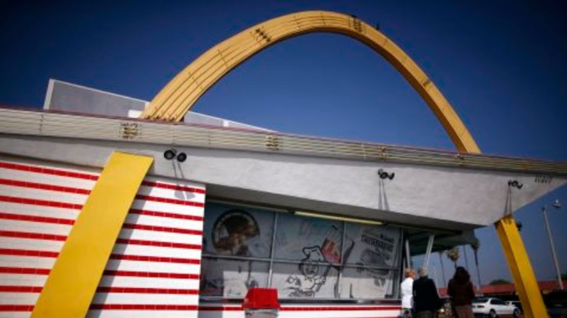 Un histórico restaurante McDonald's de la década de 1950 en Downey, California, en 2015. Es el McDonald's más antiguo que aún existe.