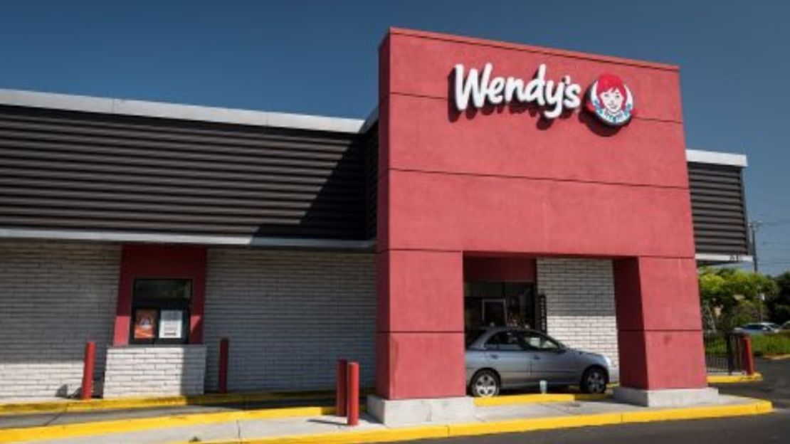 Un restaurante Wendy's en 2020, ejemplo de la modernización del diseño de comida rápida.