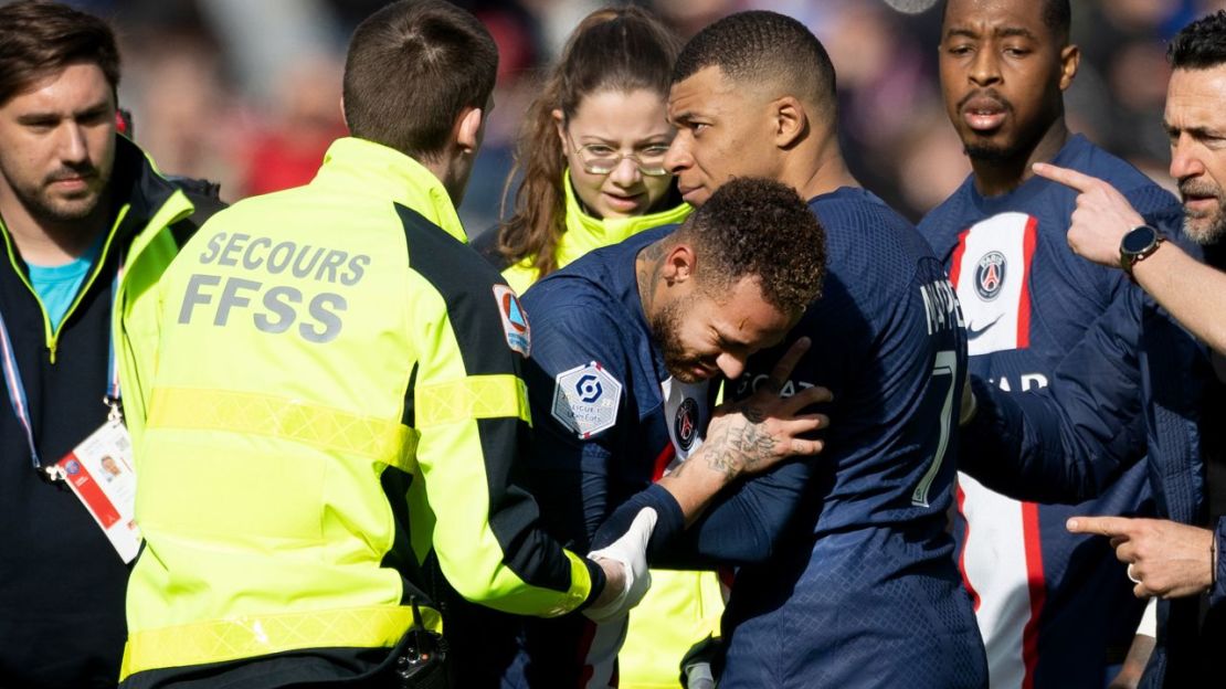 Neymar es consolado por Mbappé antes de ser retirado del campo en camilla.