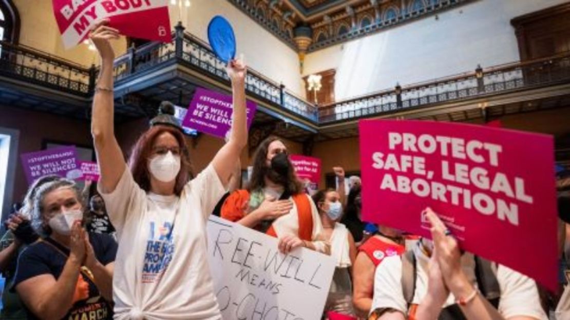 Manifestantes se reúnen en la Casa del Estado de Carolina del Sur en agosto de 2022 mientras los legisladores debaten una prohibición casi total del aborto, sin excepciones para los embarazos causados ​​por violación o incesto.