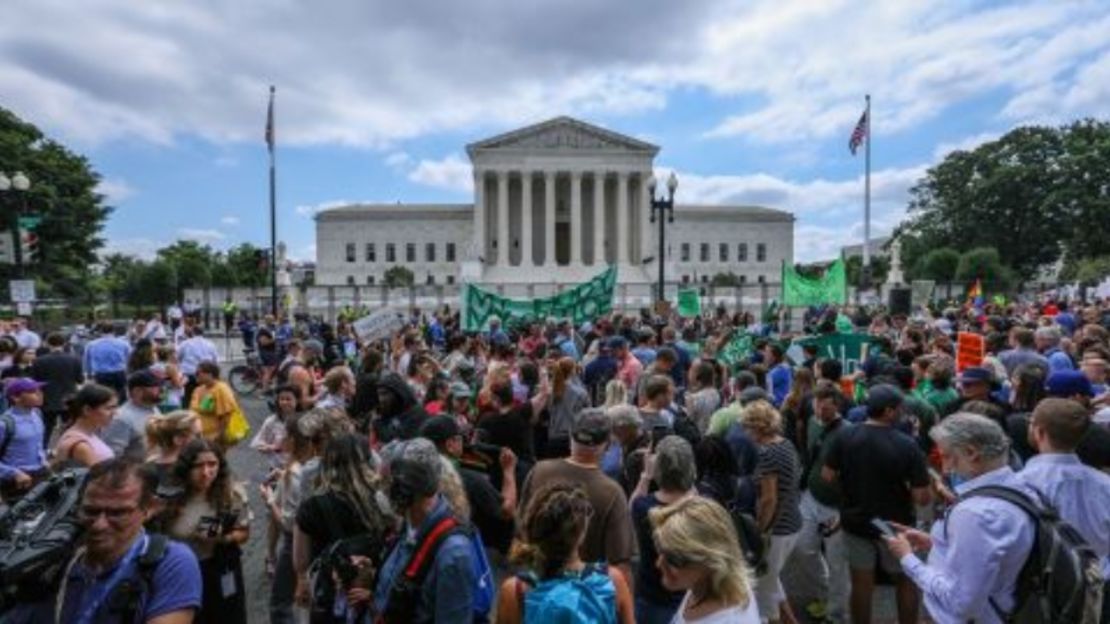 Manifestantes por el derecho al aborto sostienen carteles frente a la Corte Suprema de EE.UU. en Washington después de que la corte anuló Roe v. Wade en junio de 2022.