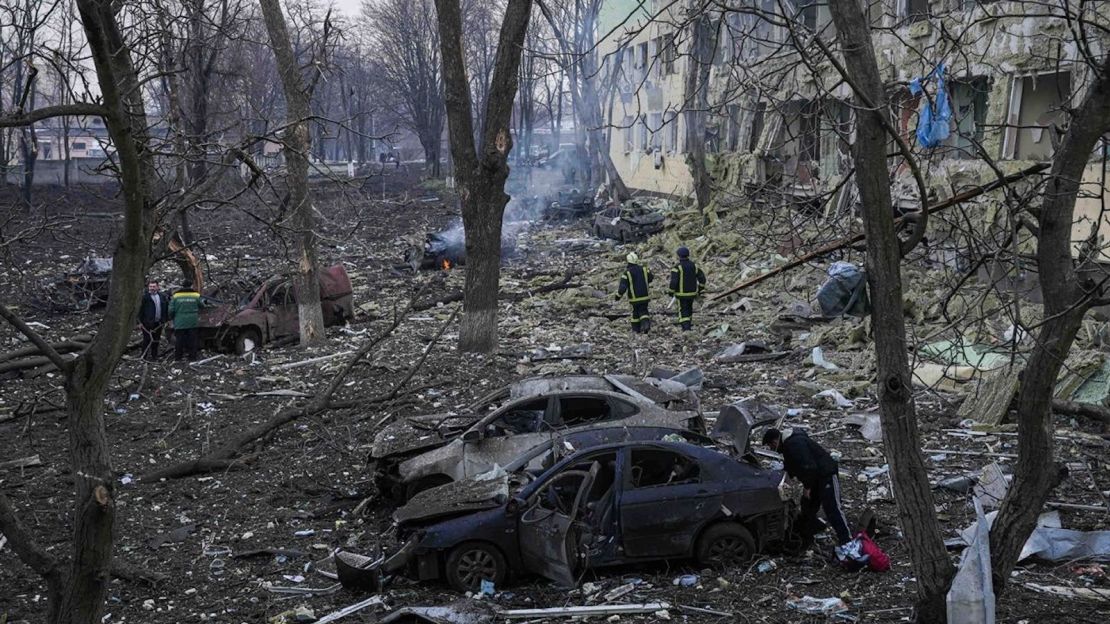 Empleados de emergencia ucranianos trabajan en un hospital de maternidad dañado por bombardeos en Mariupol, Ucrania, el miércoles 9 de marzo de 2022.