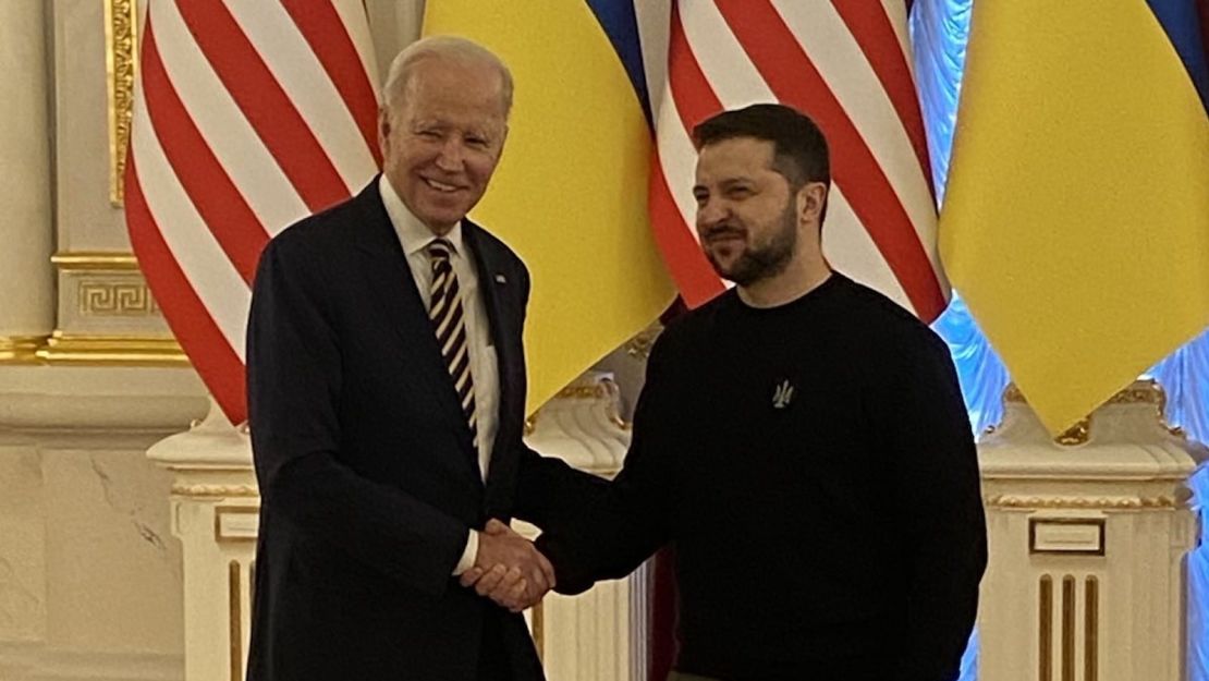 El presidente Joe Biden visitó a su homólogo ucraniano Volodomyr Zelensky en Kyiv, Ucrania, el 20 de febrero de 2023.