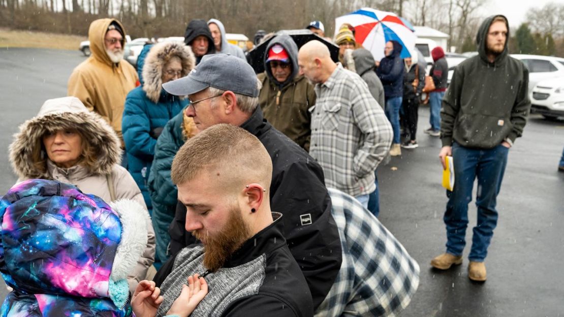 Varias personas hacen fila en el Centro de Asistencia de Norfolk Southern para recoger un cheque de US$ 1.000 y obtener el reembolso de sus gastos el 17 de febrero de 2023, después de haber sido evacuados de sus hogares en East Palenstine, Ohio.