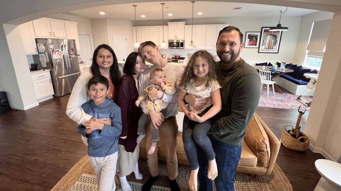 Aaron Reyes y su familia posan con los Manzurin en Austin, Texas, en el cumpleaños de Nailia.