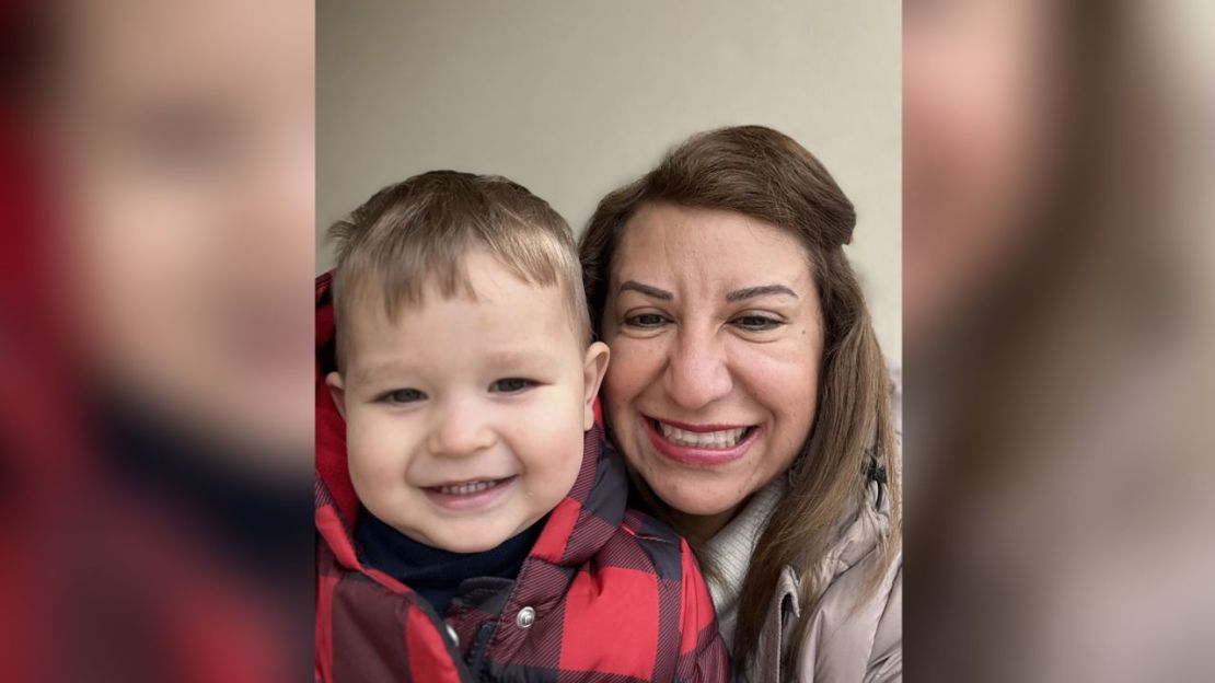 Alma Ruth y Mark Manzurin posan para una selfie en el Valle del Río Grande.