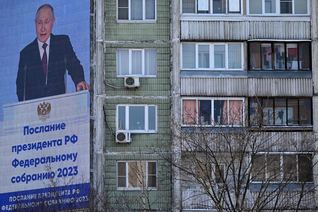 El presidente ruso Vladimir Putin se ve en una pantalla al aire libre en la fachada de un edificio pronunciando su discurso anual sobre el estado de la nación en Moscú, Rusia, el 21 de febrero.