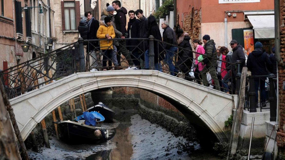 Muchas góndolas no puden circular debido a la poca agua en los canales de Venecia.