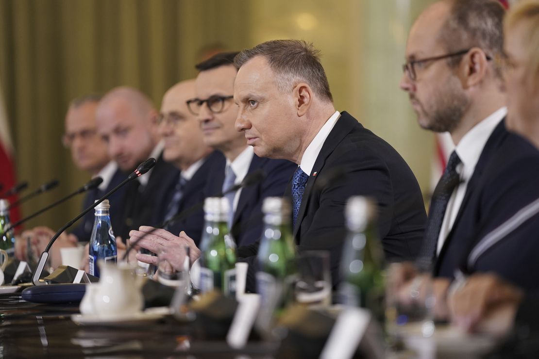 El presidente de Polonia Andrzej Duda, en el centro, se reúne con el presidente Joe Biden, el 21 de febrero, en Varsovia, Polonia.