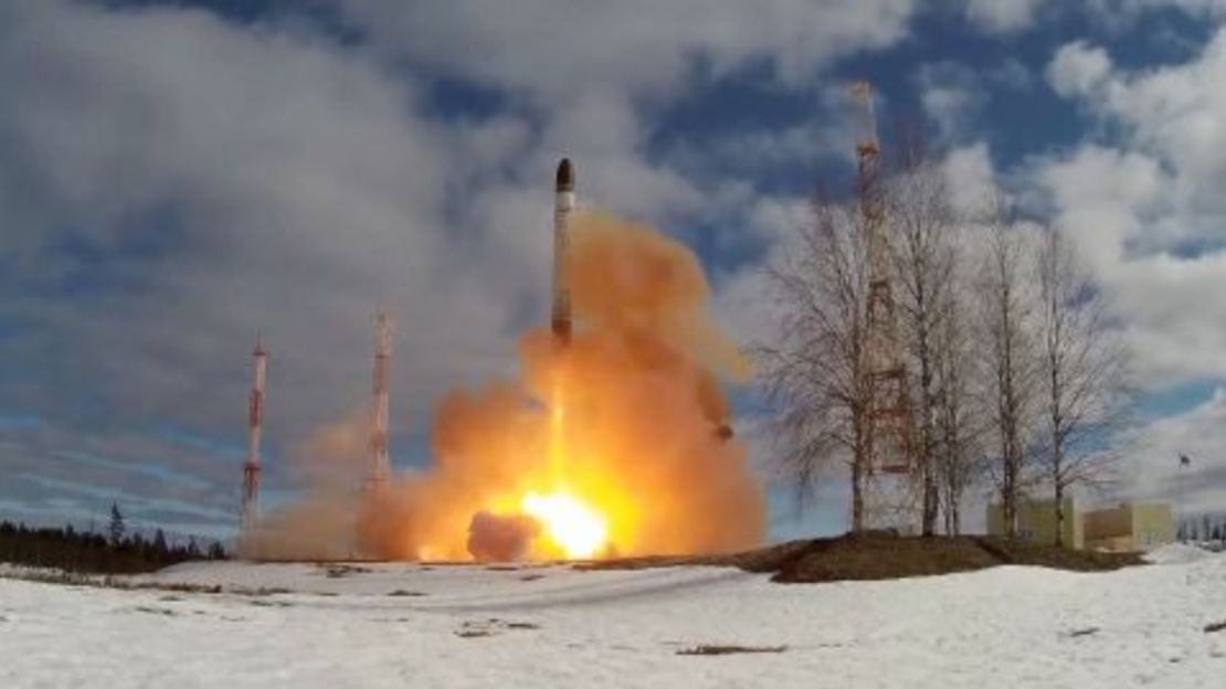 Esta imagen publicada por el Ministerio de Defensa de Rusia el miércoles 20 de abril de 2022 muestra el primer lanzamiento de su nuevo misil balístico intercontinental superpesado con base en tierra Sarmat, desde un silo en el cosmódromo estatal de pruebas de Plesetsk en la región de Arkhangelsk.